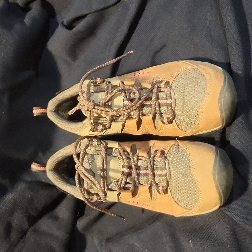 Keen hiking shoes size 9 like new!